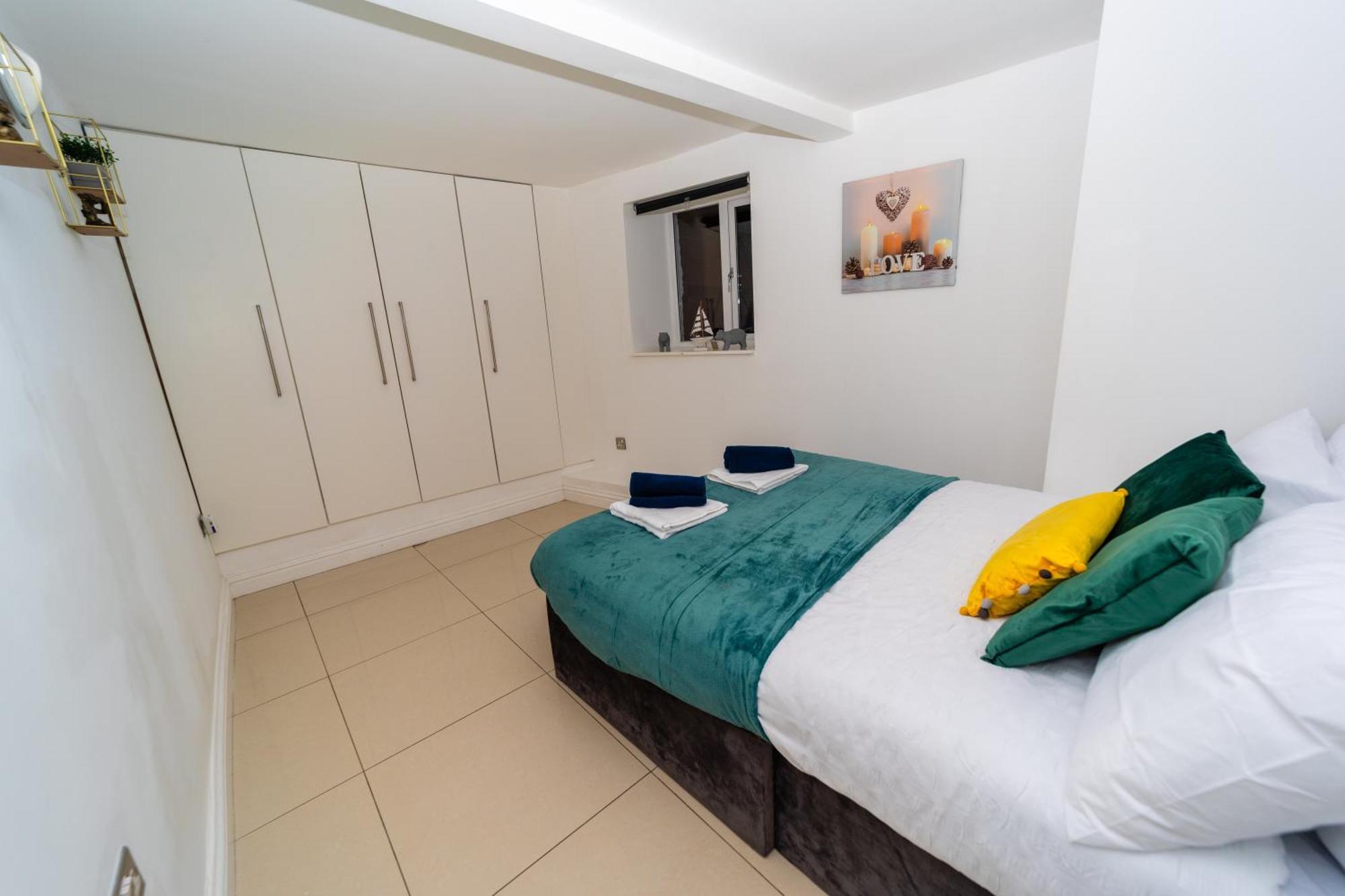 Spacious Flat With Patio & Parking In City Centre Рединг Екстериор снимка