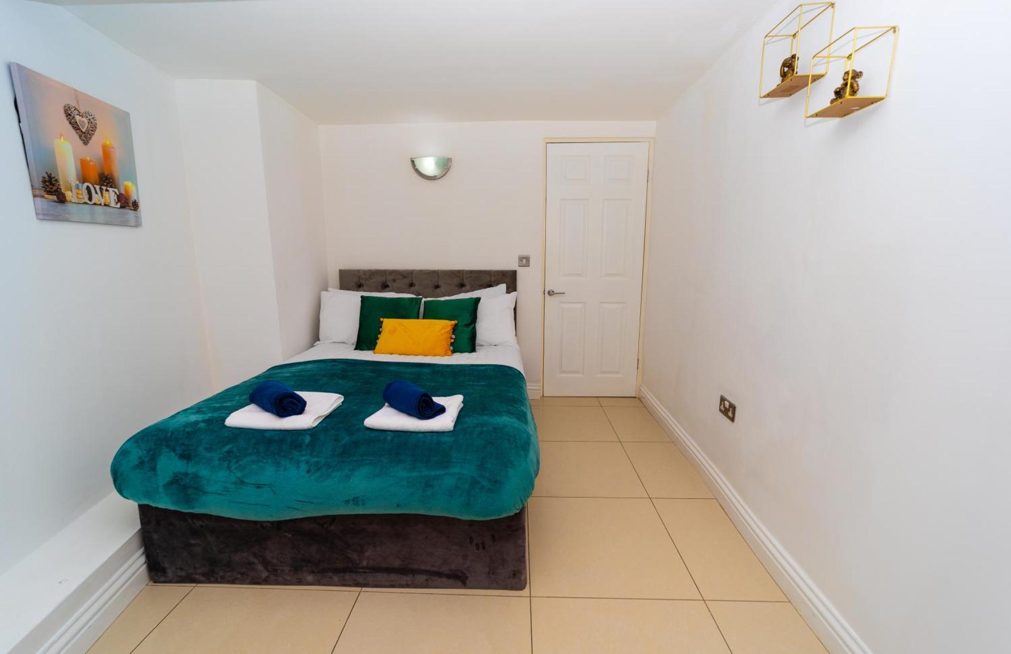 Spacious Flat With Patio & Parking In City Centre Рединг Екстериор снимка