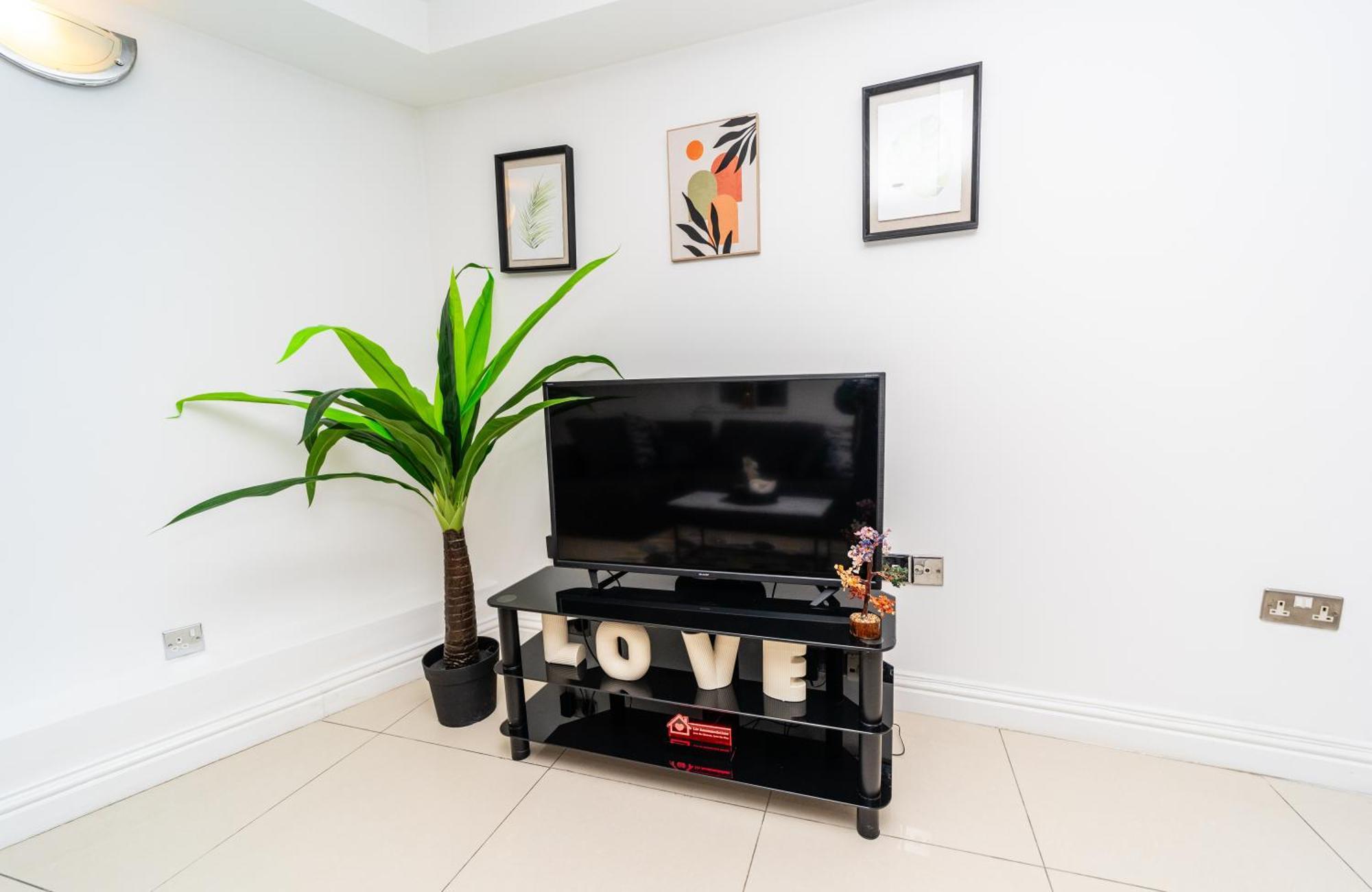 Spacious Flat With Patio & Parking In City Centre Рединг Екстериор снимка