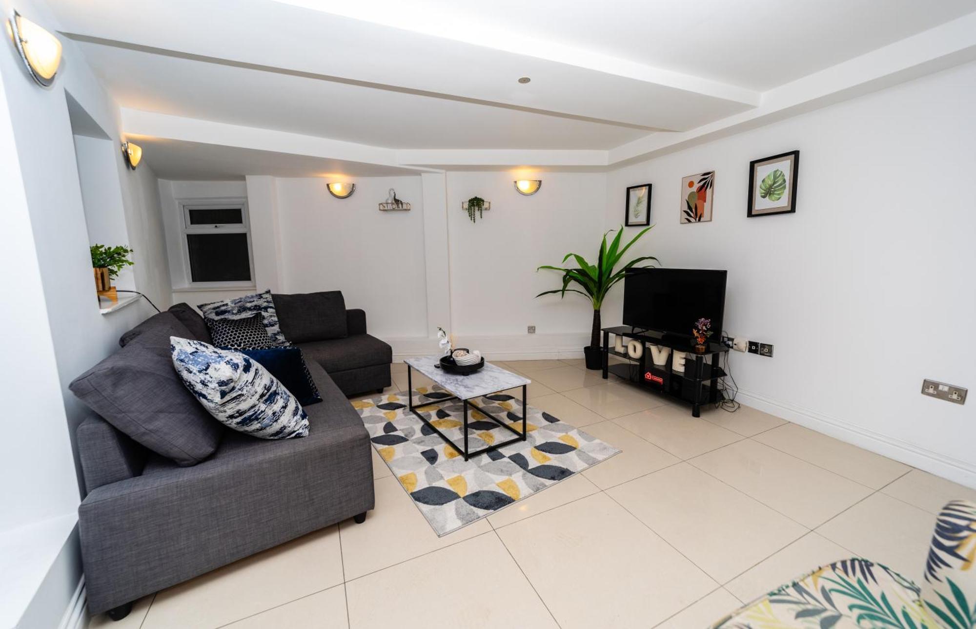Spacious Flat With Patio & Parking In City Centre Рединг Екстериор снимка
