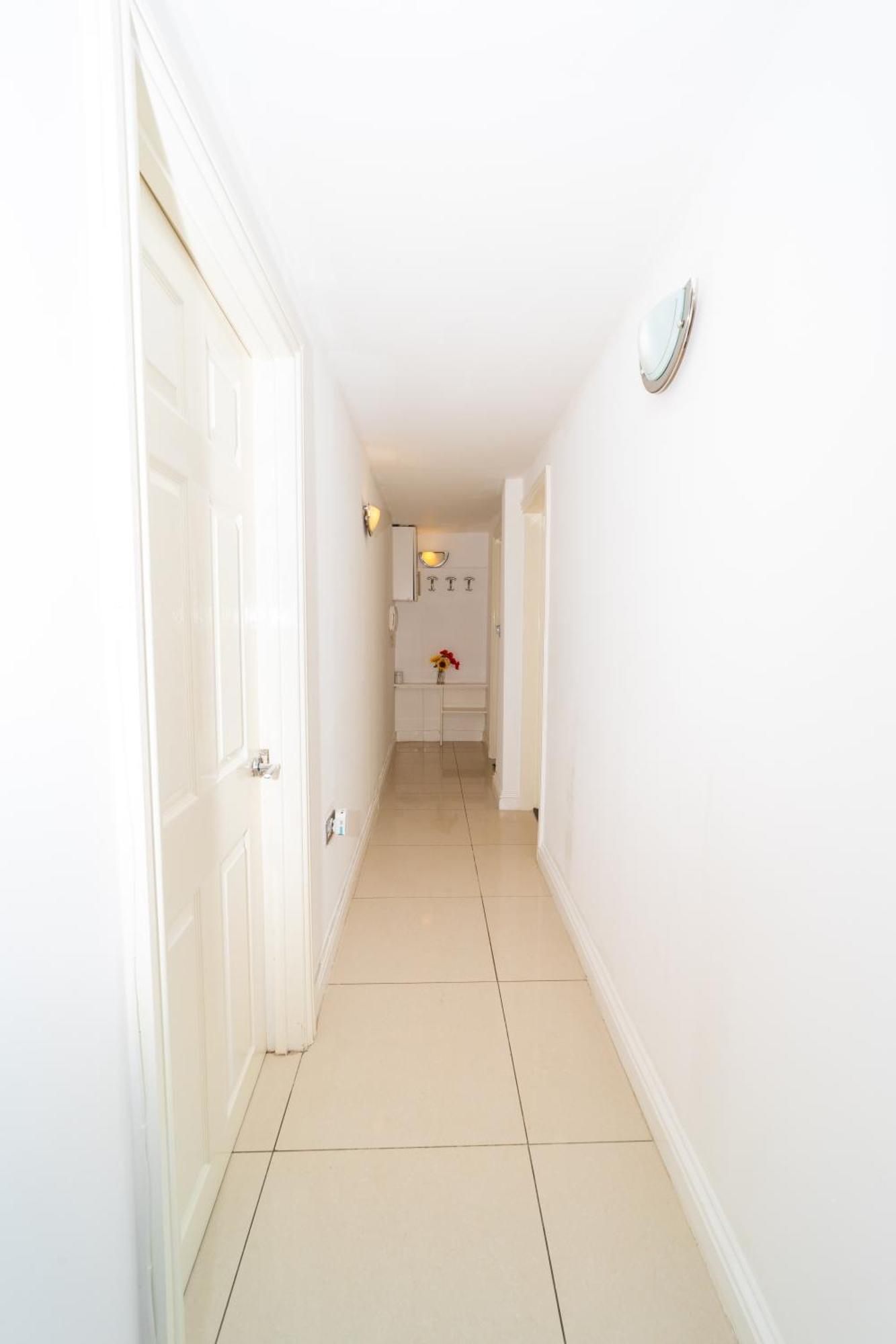 Spacious Flat With Patio & Parking In City Centre Рединг Екстериор снимка