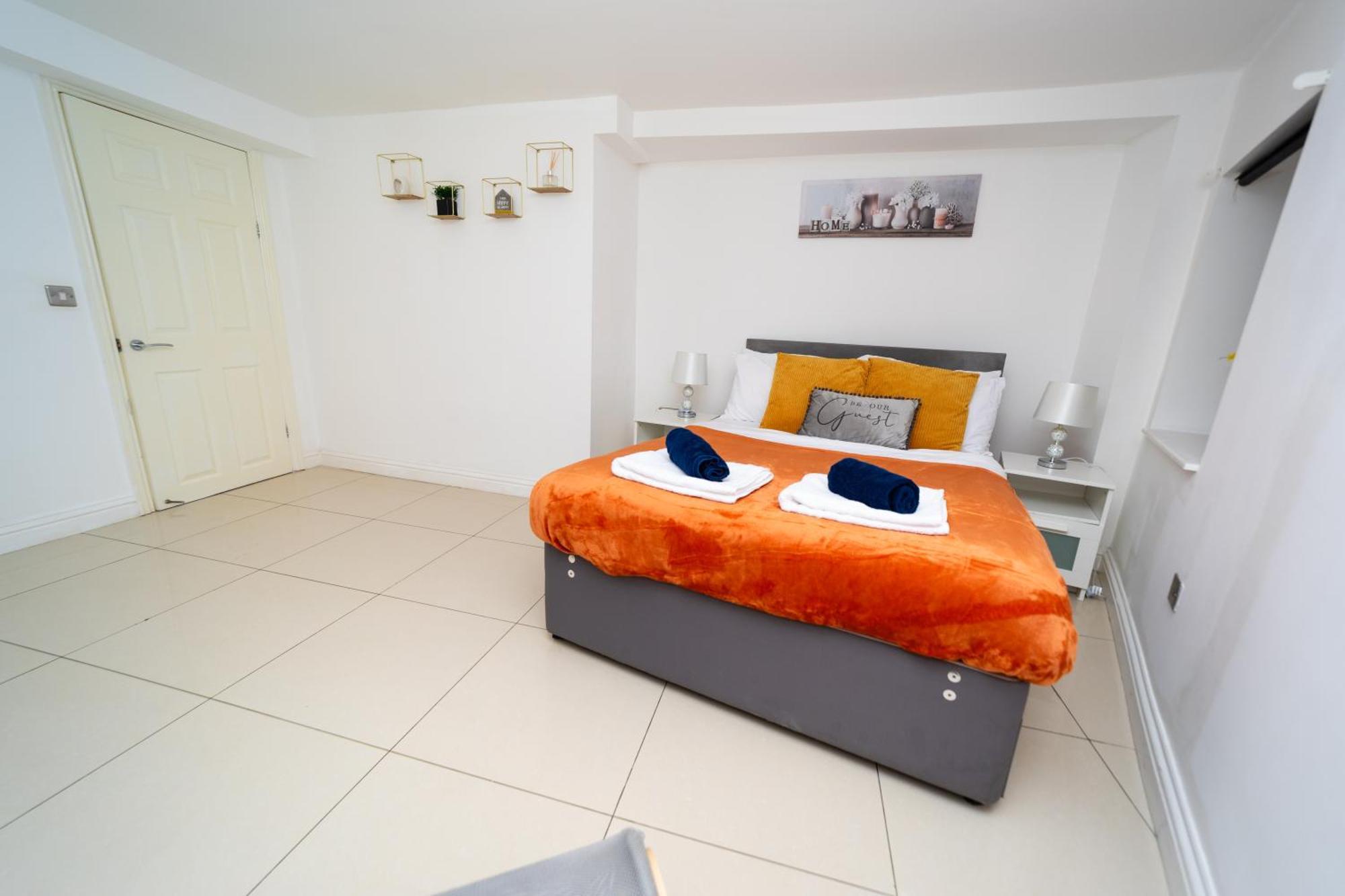 Spacious Flat With Patio & Parking In City Centre Рединг Екстериор снимка