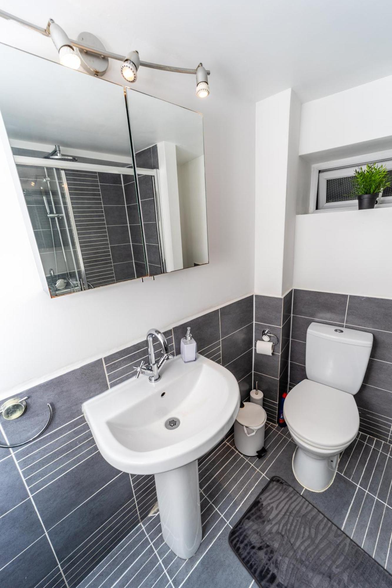 Spacious Flat With Patio & Parking In City Centre Рединг Екстериор снимка